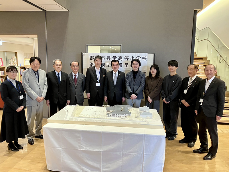 建築模型作品の贈呈式